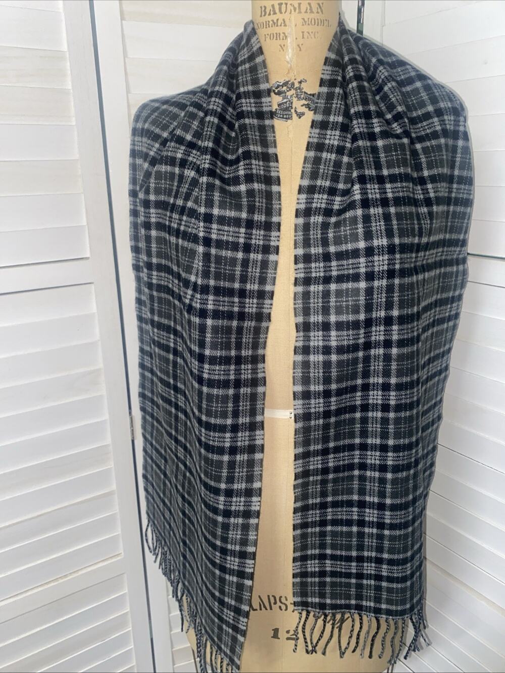Plaid Scarf Wrap 100% Cashmere Made In Scotland Tartan Gray Black W/ Fringes